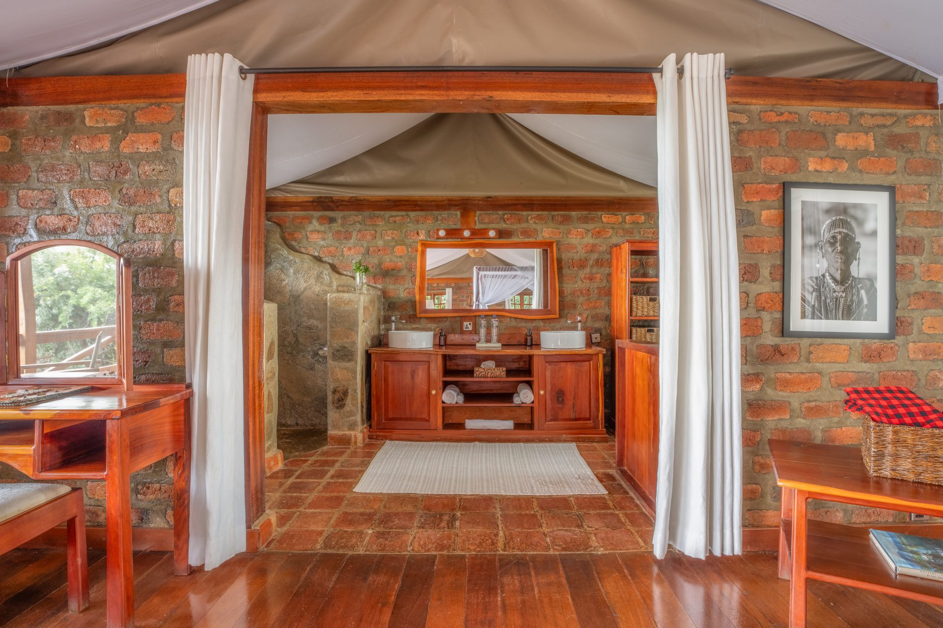 chalet-bathroom-entrance