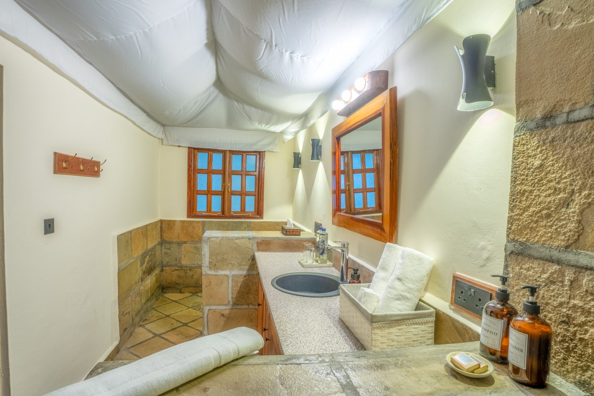 chalet-family-queen-bathroom