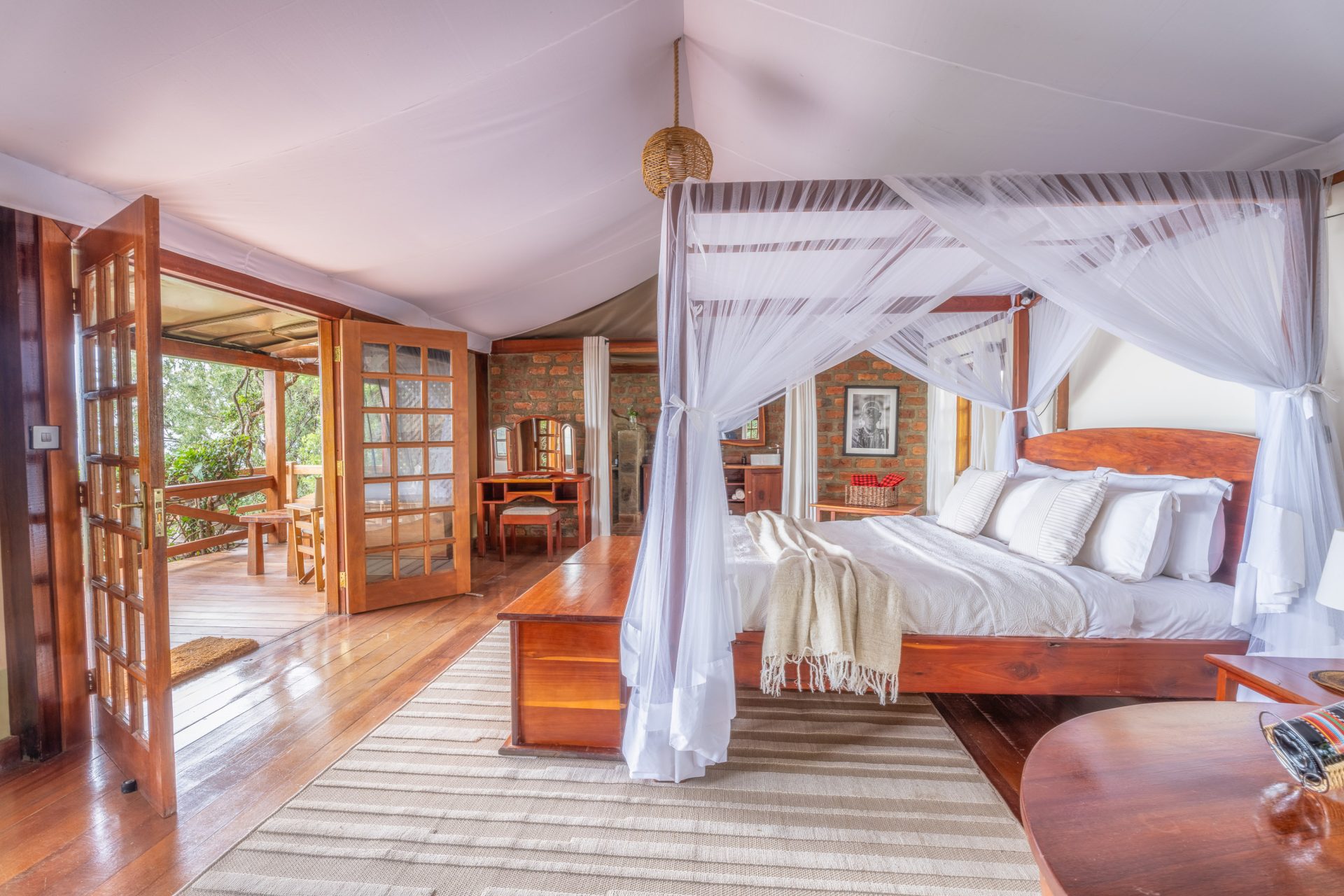 chalet-king-bed-mara-west
