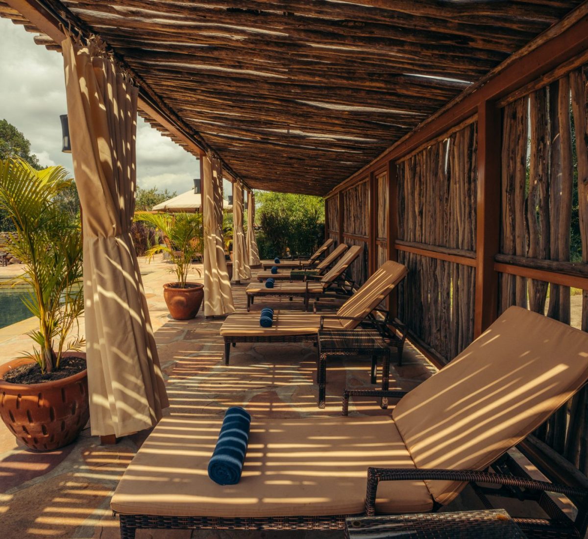 pool-luxery-seating-canopy