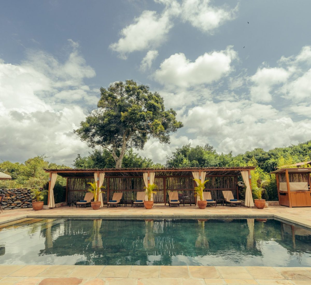 pool-sunbeds-luxery-swimming