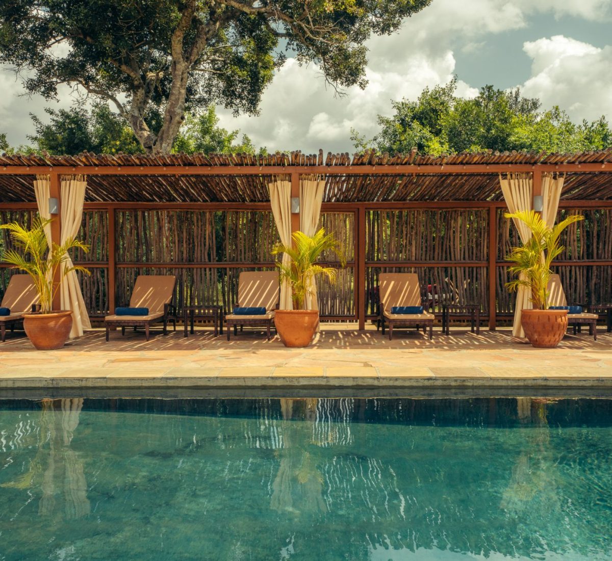swimming-pool-luxery-loungers